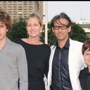 EXCLU - Luana, Paul Belmondo et leur fils Victor et Giacomo à l'anniversaire de Johnny Hallyday à Paris, le 15 juin 2010.