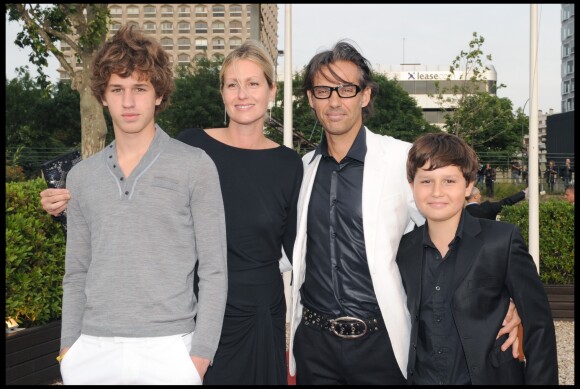 EXCLU - Luana, Paul Belmondo et leur fils Victor et Giacomo à l'anniversaire de Johnny Hallyday à Paris, le 15 juin 2010.