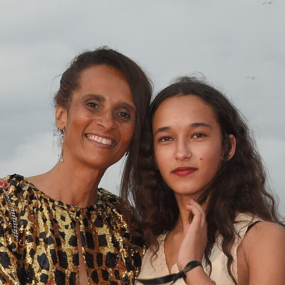 Karine Silla-Perez et sa fille Tess - Photocall sur le tapis rouge du festival du film de Cabourg le 16 juin 2018. © Coadic Guirec / Bestimage