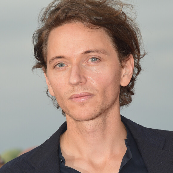 Le chanteur Raphaël - Photocall sur le tapis rouge du festival du film de Cabourg le 16 juin 2018. © Coadic Guirec / Bestimage
