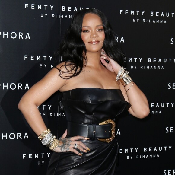 Rihanna assiste au lancement de sa marque de maquillage "Fenty by Rihanna" à Milan, le 5 avril 2018.