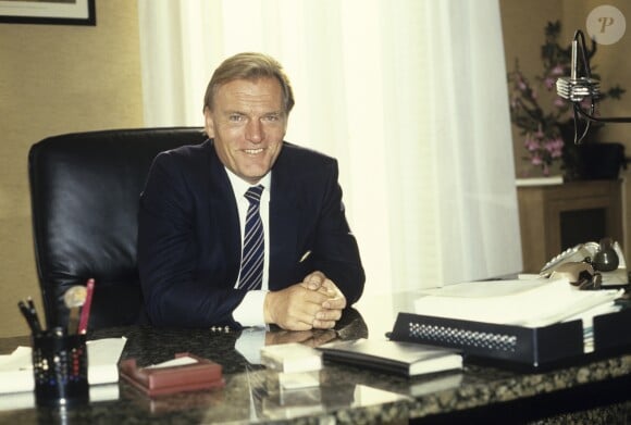 Archives - En France, à Paris, le baron Edouard-Jean Empain posant à son bureau le 25 octobre 1985.