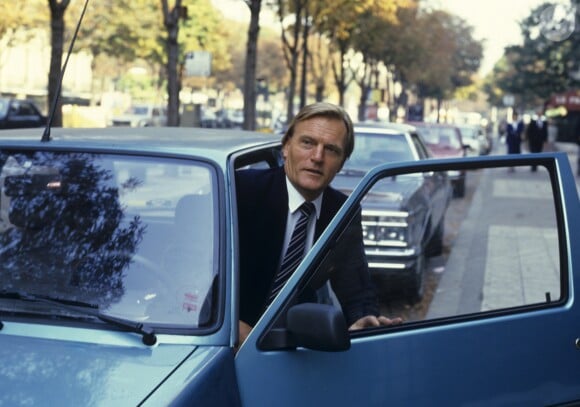 Archives - En France, à Paris, le baron Edouard-Jean Empain posant dans la rue le 25 octobre 1985.