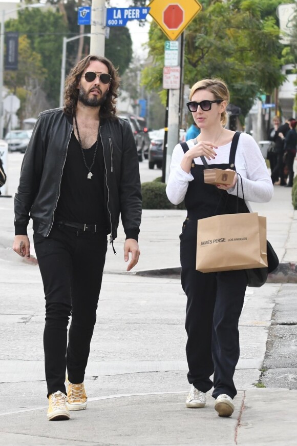 Russel Brand et sa fiancée Laura Gallacher vont déjeuner à West Hollywood le 6 janvier 2018.
