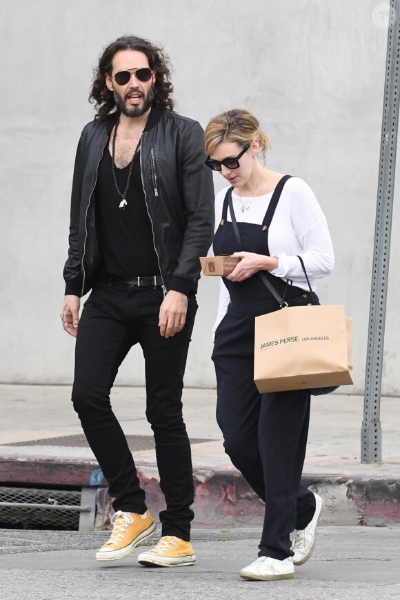 Russel Brand et sa fiancée Laura Gallacher vont déjeuner à West Hollywood le 6 janvier 2018.