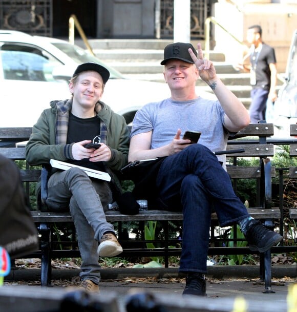 Michael Rapaport joue avec son téléphone assis sur un banc dans le quartier de Downtown Manhattan à New York, le 18 avril 2016.