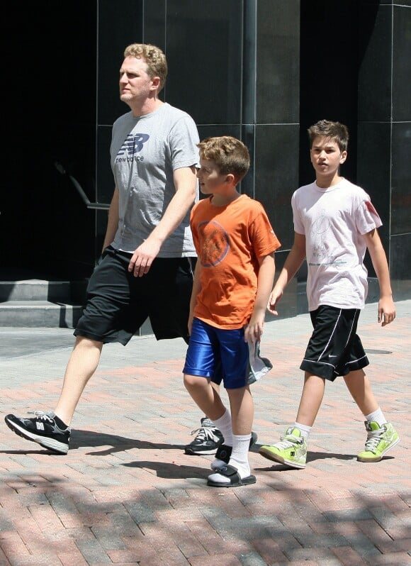 MICHAEL RAPAPORT ET SES DEUX FILS, MACEO SHANE ET JULIAN ALI, SE RENDENT CHEZ NIKE TOWN A LOS ANGELES EN CALIFORNIE LE 15 AOUT 2011.