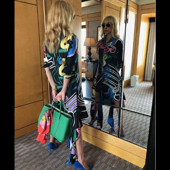 Céline Dion prend la pose avec sa nouvelle coupe à Tokyo au Japon, le 26 juin 2018