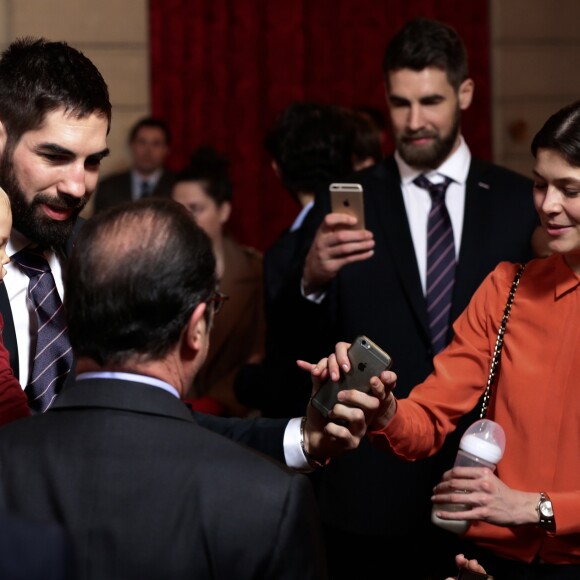 Nikola Karabatic, sa compagne Géraldine Pillet, leur fils Alek et François Hollande, président de la République lors de la réception de l'équipe des France de Handball, championne du monde, au palais de l'Elysée à Paris, le 30 janvier 2017, au lendemain de sa victoire en finale de la coupe du monde contre l'équipe de la Norvège. © Stéphane Lemouton/Bestimage