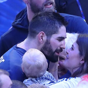 Nikola Karabatic et sa compagne Géraldine Pillet s'embrasse à la fin du match sous le regard de leur fils Alek lors du match de finale du mondial de handball, France - Norvège à l'AccorHotels Arena à Paris, France, le 29 janvier 2017. La France remporte le match 33-26. L'équipe de France décroche son 6ème titre mondial. © Cyril Moreau/Bestimage