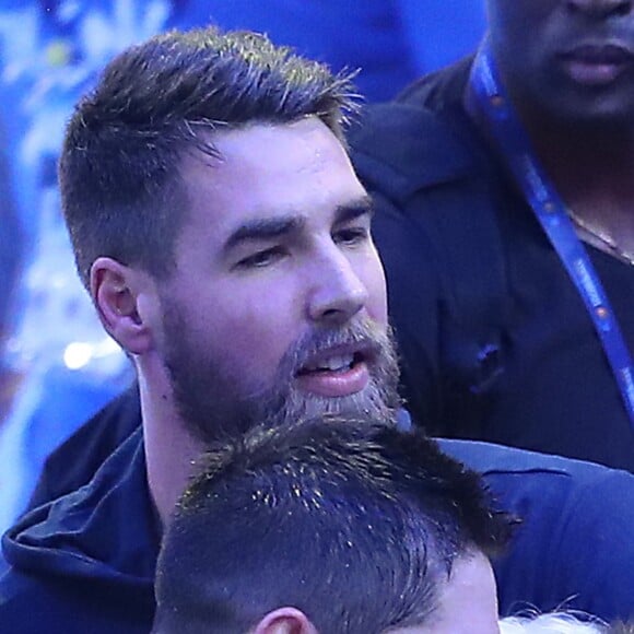 Nikola Karabatic et sa compagne Géraldine Pillet s'embrasse à la fin du match sous le regard de leur fils Alek lors du match de finale du mondial de handball, France - Norvège à l'AccorHotels Arena à Paris, France, le 29 janvier 2017. La France remporte le match 33-26. L'équipe de France décroche son 6ème titre mondial. © Cyril Moreau/Bestimage