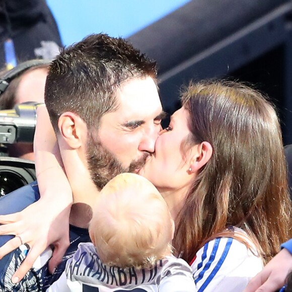 Nikola Karabatic et sa compagne Géraldine Pillet s'embrasse à la fin du match sous le regard de leur fils Alek lors du match de finale du mondial de handball, France - Norvège à l'AccorHotels Arena à Paris, France, le 29 janvier 2017. La France remporte le match 33-26. L'équipe de France décroche son 6ème titre mondial. © Cyril Moreau/Bestimage  25th IHF Men's World Championship 2017 Final between France and Norway at Accorhotels Arena in Paris, France on January 29, 2017. France won 33-26 and the sixth handball world title.29/01/2017 - Paris