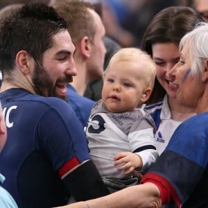 Nikola Karabatic rejoint sa compagne Géraldine Pillet, son fils Alek et sa mère Radmila après le match de demi-finale du 25th mondial de handball, France - Slovénie à l'AccorHotels Arena à Paris, France, le 26 janvier 2017. © Cyril Moreau/Bestimage