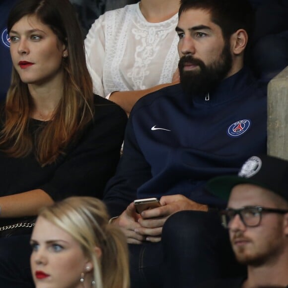 Nikola Karabatic et sa compagne Géraldine Pillet - People au match de football PSG-Bordeaux au Parc des Princes à Paris le 11 septembre 2015.