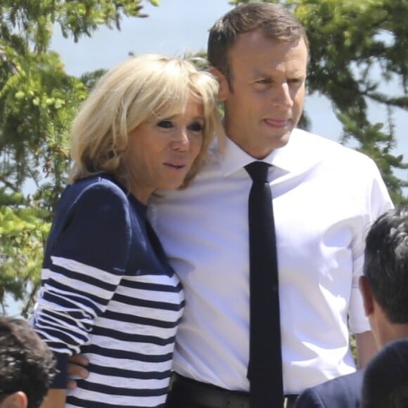 Le président de la République Française Emmanuel Macron avec sa femme la Première Dame Brigitte Macron, et ses équipes, aux abords du manoir Richelieu dans le cadre du sommet du G7 au manoir Richelieu. La Malbaie, le 8 juin 2018. © Ludovic Marin/Pool/Bestimage