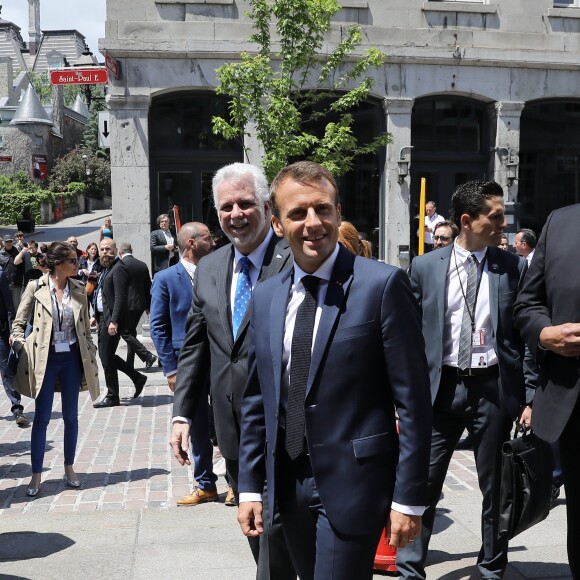 Le président de la République française Emmanuel Macron, sa femme la Première Dame Brigitte Macron, le Premier ministre du Québec Philippe Couillard et sa femme Suzanne Pilote déambulent dans les rues du Vieux-Montréal, Québec, Canada, le 7 juin 2018, la veille du sommet du G7.