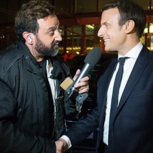 Exclusif - Emmanuel Macron et Cyril Hanouna - Pour la 1000ème émission de Touche Pas à Mon Poste (TPMP), l'animateur/producteur C. Hanouna s'et rendu en moto taxi avec son équipe en direct devant la tour de TF1 où il a attendu E. Macron (candidat du mouvement "En Marche !") après son direct dans l'émission l'Élysée 2017".