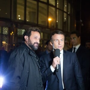 Exclusif - Emmanuel Macron et Cyril Hanouna - Pour la 1000ème émission de Touche Pas à Mon Poste (TPMP), l'animateur/producteur C. Hanouna s'et rendu en moto taxi avec son équipe en direct devant la tour de TF1 où il a attendu E. Macron (candidat du mouvement "En Marche !") après son direct dans l'émission l'Élysée 2017".