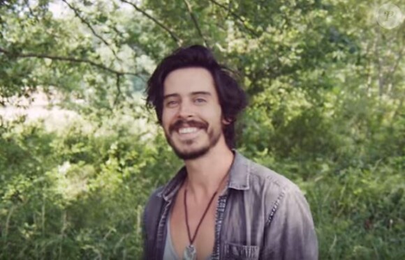 Florian Delavega dans le clip "Revoir" de Jérémy Frérot dévoilé le 28 juin 2018.