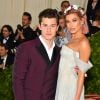 Shawn Mendes et Hailey Baldwin sur le tapis rouge du Met Gala à New York, le 7 mai 2018.