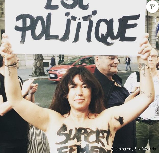 Elsa Wolinski : "Mon corps est politique." La journaliste manifeste avec les Femen, mai 2017.