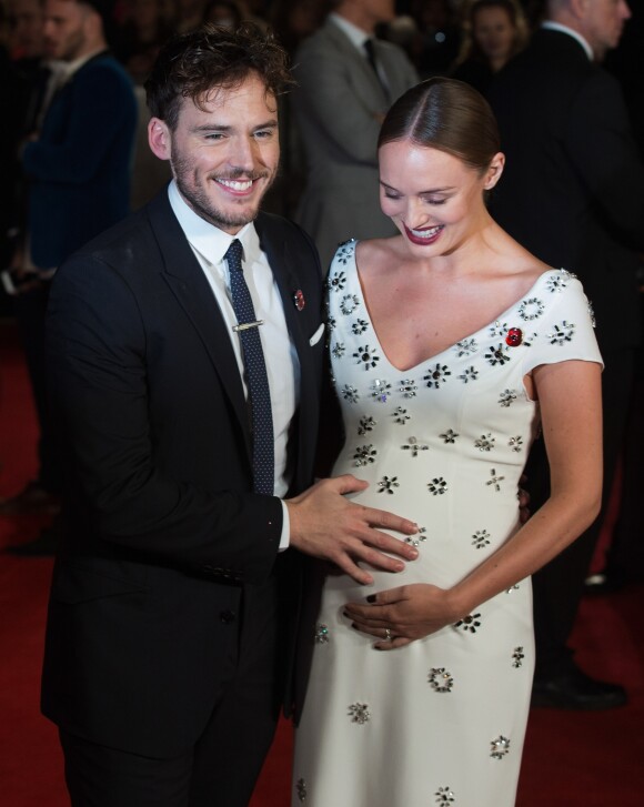 Sam Claflin et sa femme Laura Haddock (enceinte) - Avant-première du film "The Hunger Games - La Révolte : Part 2" à Londres. Le 5 novembre 2015