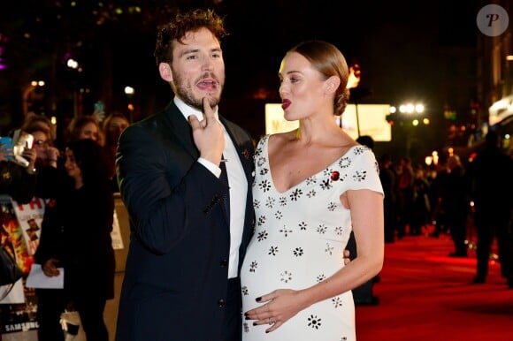 Sam Claflin et sa femme Laura Haddock enceinte - Avant-première du film "The Hunger Games - Mockingjay: Part 2" à Londres, le 5 novembre 2015.