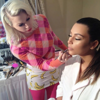 Kim Kardashian vire sa maquilleuse, elle réplique sur Instagram !
