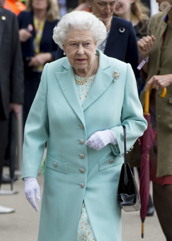 La reine Elizabeth II au Chelsea RHS Flower Show 2016 à Londres, le 23 mai 2016.