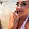 Kelly Vedovelli profite de ses vacances à la plage avec ses amis, le 30 juin 2018.