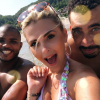 Kelly Vedovelli profite de ses vacances à la plage avec ses amis, le 30 juin 2018.