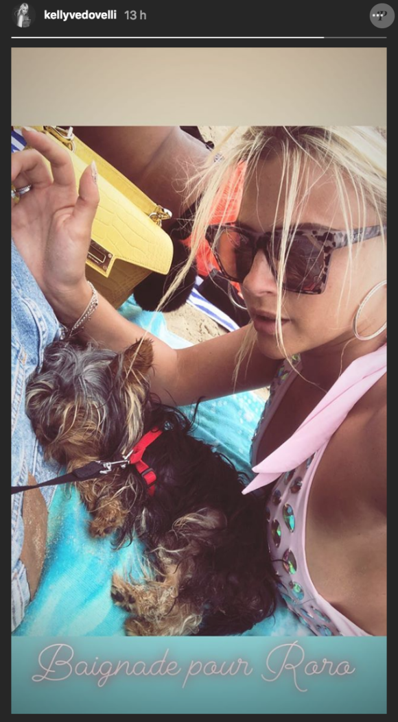 Kelly Vedovelli profite de ses vacances à la plage avec Roro, le 30 juin 2018.