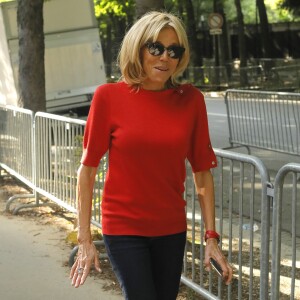 La Première dame Brigitte Macron se promène avenue Gabriel à Paris le 2 juillet 2018 CVS / Veeren / Bestimage