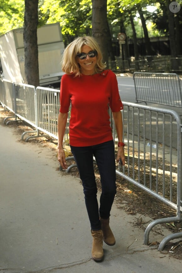 La Première dame Brigitte Macron se promène avenue Gabriel à Paris le 2 juillet 2018 CVS / Veeren / Bestimage