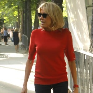 La Première dame Brigitte Macron se promène avenue Gabriel à Paris le 2 juillet 2018 CVS / Veeren / Bestimage