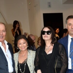 Tony Gomez, Jeanne d'Hauteserre, maire du 8ème arrondissement de Paris, Béatrice Dalle, Robert Bartoux lors de l'inauguration de la galerie Bartoux à Paris le 28 juin 2018. © Rachid Bellak / Bestimage