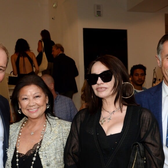 Tony Gomez, Jeanne d'Hauteserre, maire du 8ème arrondissement de Paris, Béatrice Dalle, Robert Bartoux lors de l'inauguration de la galerie Bartoux à Paris le 28 juin 2018. © Rachid Bellak / Bestimage