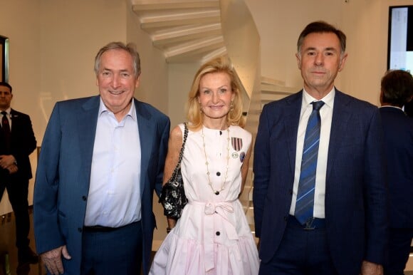 Gérard Houllier, sa femme Isabelle et Robert Bartoux lors de l'inauguration de la galerie Bartoux à Paris le 28 juin 2018. © Rachid Bellak / Bestimage