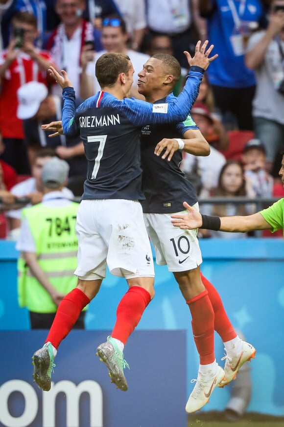 Antoine Griezmann et Kylian Mbappé - Match de football entre la France et l'Argentine lors des 8ème de finale de la Coupe du monde à Kazan en Russie le 30 juin 2018 © Cyril Moreau/Bestimage