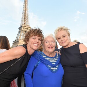 L'actrice et chancteuse Line Renaud entre Muriel Robin et sa compagne Anne Le Nen - Soirée du 90ème anniversaire de Line Renaud sur le Bateau Potel et Chabot "Pavillon Seine" à Paris le 2 juillet 2018. © Coadic Guirec/Bestimage