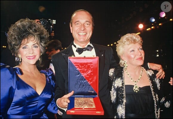 Elizabeth Taylor, Line Renaud et Jacques Chirac lors d'une soirée contre le sida à Paris, le 26 novembre 1985.