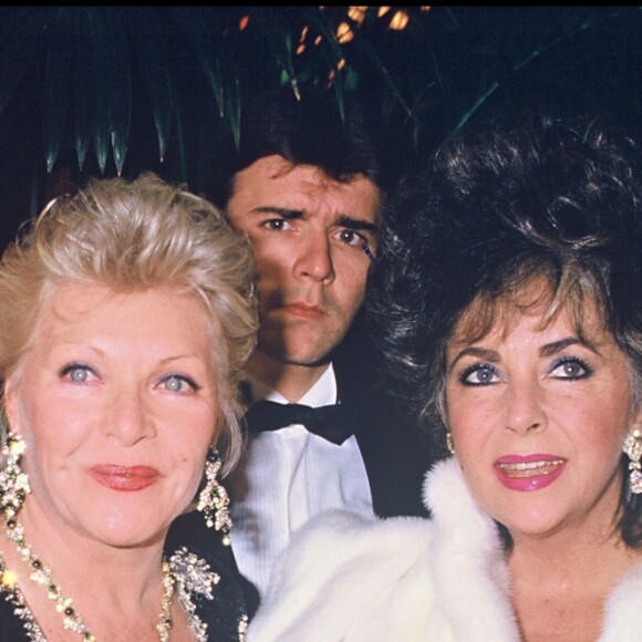 Elizabeth Taylor, Line Renaud et Jacques Chirac lors d'une soirée contre le sida à Paris, le 26 novembre 1985.