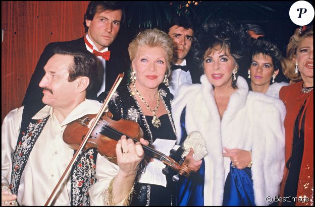 Elizabeth Taylor, Line Renaud et Jacques Chirac lors d'une soirée contre le sida à Paris, le 26 novembre 1985.