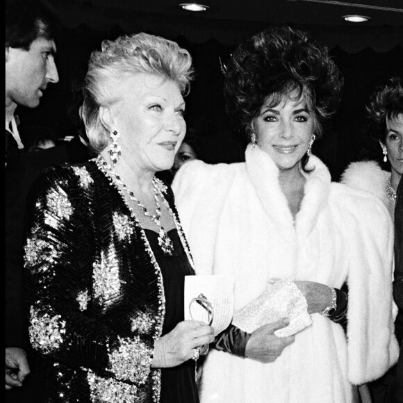 Elizabeth Taylor, Line Renaud et Jacques Chirac lors d'une soirée contre le sida à Paris, le 26 novembre 1985.