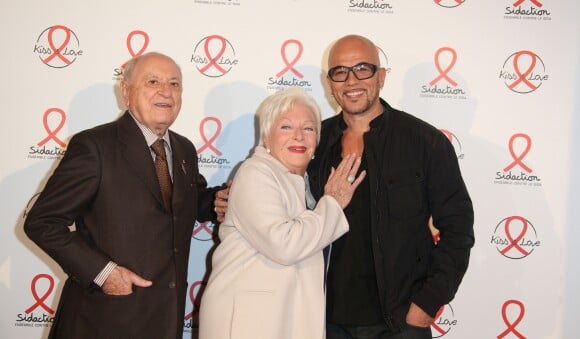 Pierre Bergé, Line Renaud et Pascal Obispo lors du photocall du lancement de l'album des 20 ans de Sidaction à l'Elysée Biarritz, à Paris le 22 octobre 2014.