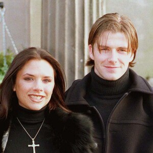 Victoria Adams et David Beckham annonçent leur fiançailles à Londres, le 21 janvier 1998.