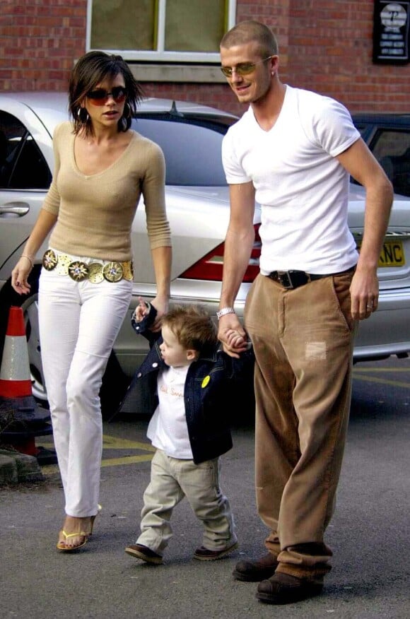 David et Victoria Beckham avec leurs fils aîné Brooklyn, le 5 mars 2001.