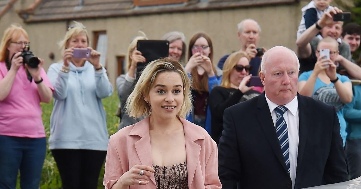 Emilia Clarke - Les célébrités arrivent au mariage de Kit Harington et