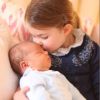 Première photo du prince Louis, ici avec sa soeur la princesse Charlotte. Mai 2018.