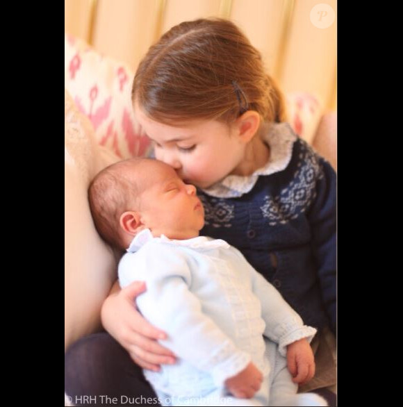 Première photo du prince Louis, ici avec sa soeur la princesse Charlotte. Mai 2018.
